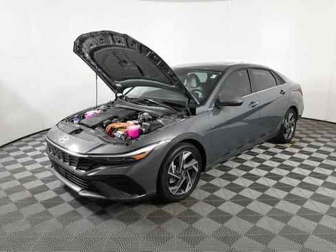 New 2025 Hyundai Elantra Limited image 31