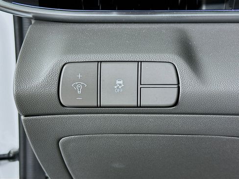 Used 2025 Hyundai Elantra SEL image 17