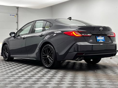 Used 2025 Toyota Camry SE image 11