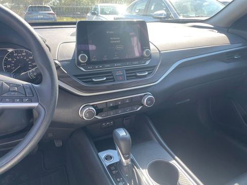 Used 2025 Nissan Altima 2.5 SV image 14