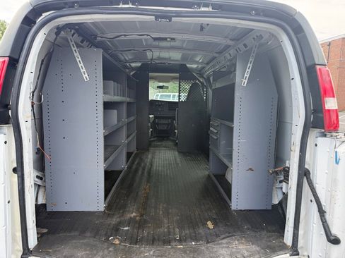 Used 2017 Chevrolet Express 2500 RWD image 7