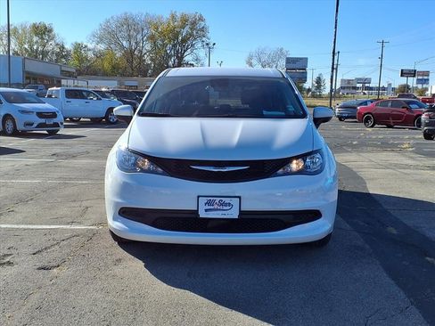 Used 2023 Chrysler Voyager LX image 2