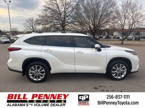 Used 2021 Toyota Highlander Limited image 6