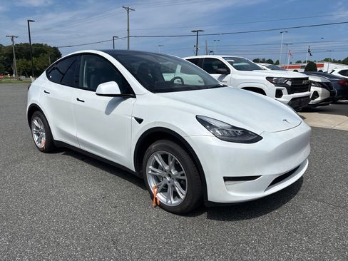 Used 2023 Tesla Model Y AWD image 8