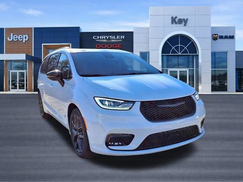 New 2026 Chrysler Pacifica Limited w/ S Appearance Package FWD image 3