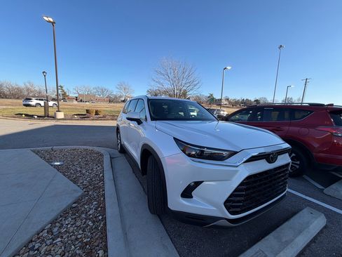 Used 2024 Toyota Grand Highlander Limited image 3