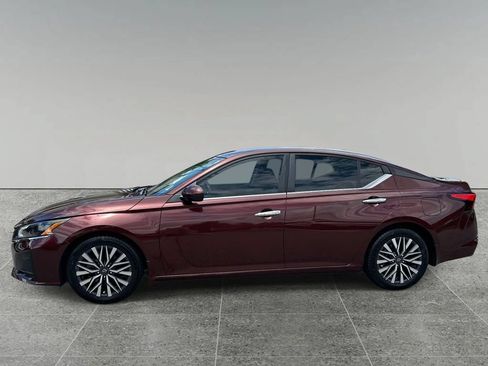 Used 2023 Nissan Altima 2.5 SV FWD image 2