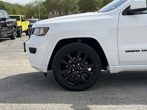 Used 2017 Jeep Grand Cherokee Altitude image 7