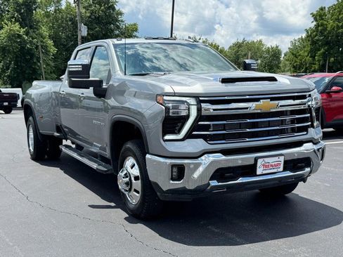 Used 2025 Chevrolet Silverado 3500 LTZ w/ LTZ Convenience Package AWD/4WD image 2