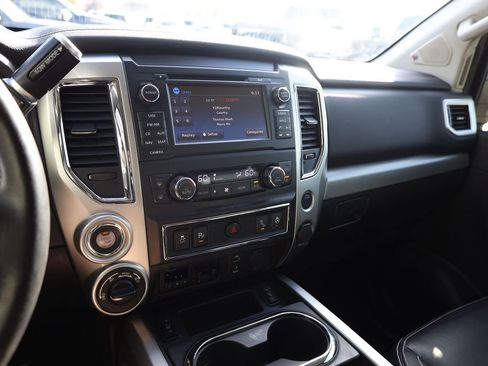 Used 2018 Nissan Titan PRO-4X w/ Pro-4x Convenience Package AWD/4WD image 15