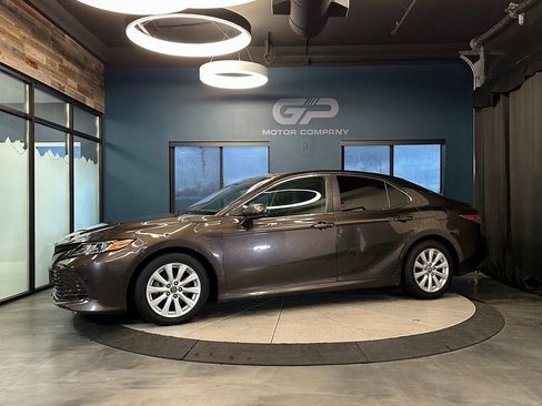 Used 2018 Toyota Camry LE FWD image 7
