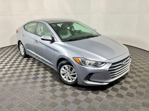 Used 2017 Hyundai Elantra SE w/ Cargo Package image 2