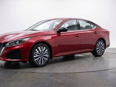 Used 2025 Nissan Altima 2.5 SV FWD image 3