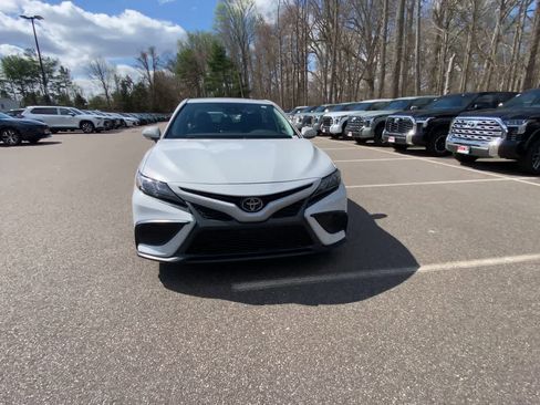 Used 2024 Toyota Camry SE image 6
