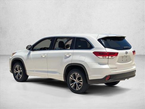 Used 2018 Toyota Highlander LE FWD image 7