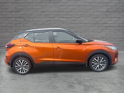 Used 2021 Nissan Kicks SV FWD image 2