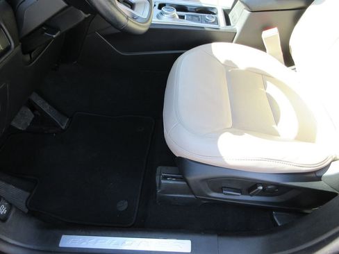 Used 2023 Ford Explorer Limited image 22