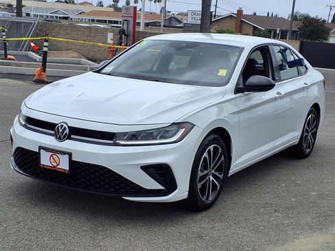 Used 2025 Volkswagen Jetta Sport FWD image 3
