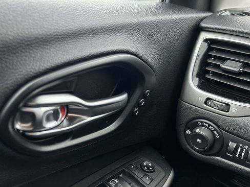 Used 2019 Jeep Cherokee Limited image 25