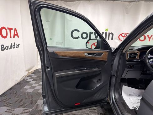Used 2025 Volkswagen Atlas SE AWD/4WD image 23
