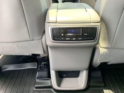 Certified 2019 Toyota Highlander XLE AWD/4WD image 32