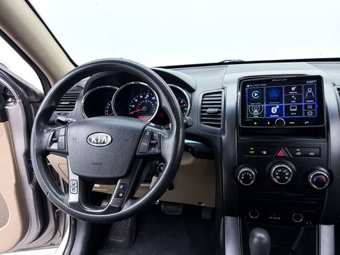 Used 2013 Kia Sorento LX image 2