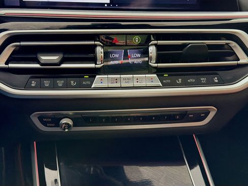 Used 2020 BMW X7 M50i AWD/4WD image 19