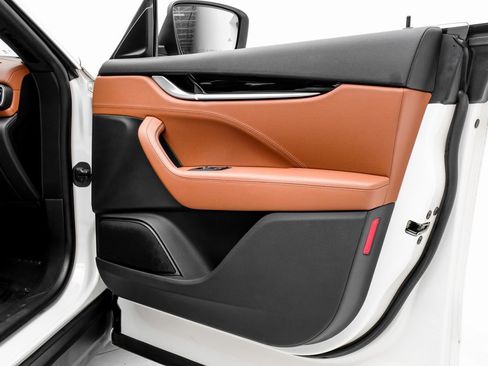 Used 2020 Maserati Levante image 42