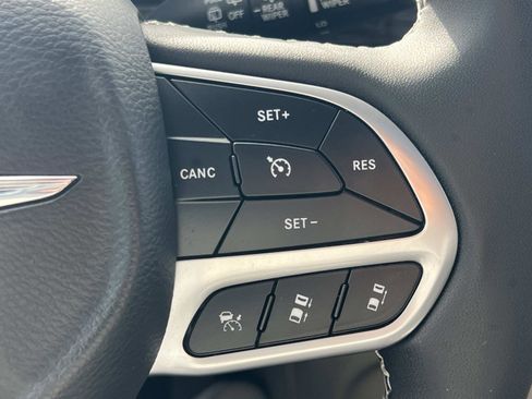 Used 2022 Chrysler Pacifica Limited w/ Uconnect Theater Family Group image 10