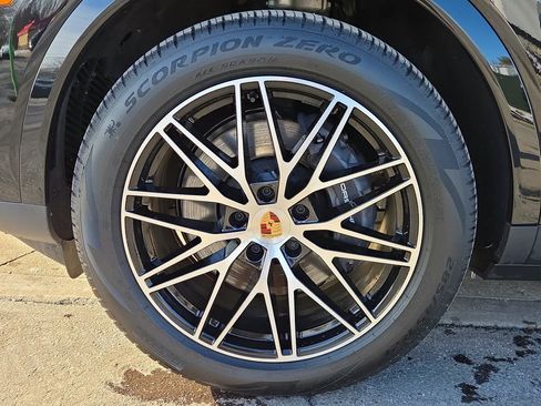 Certified 2025 Porsche Cayenne image 24