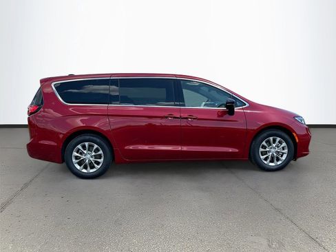 New 2026 Chrysler Pacifica Limited FWD image 8