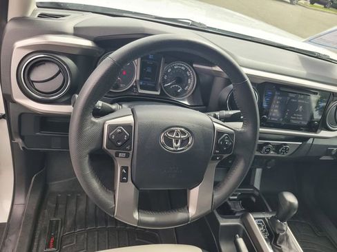 Used 2017 Toyota Tacoma SR5 w/ Tow Package AWD/4WD image 29