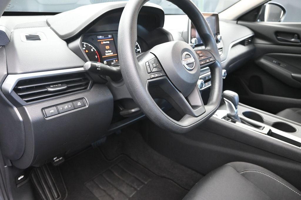 Used 2025 Nissan Altima 2.5 S FWD image 12