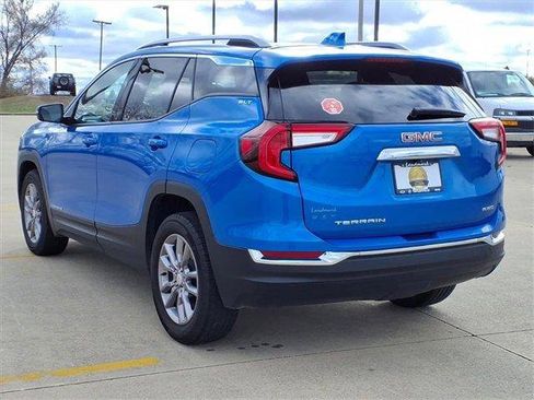 Used 2024 GMC Terrain SLT image 3