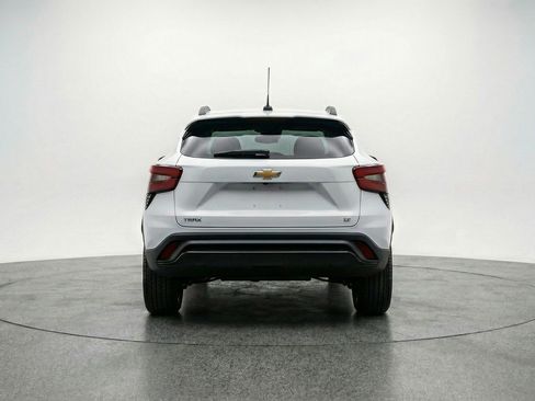 Used 2025 Chevrolet Trax LT w/ LT Convenience Package image 7