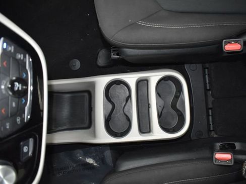 Used 2023 Chrysler Voyager LX image 35