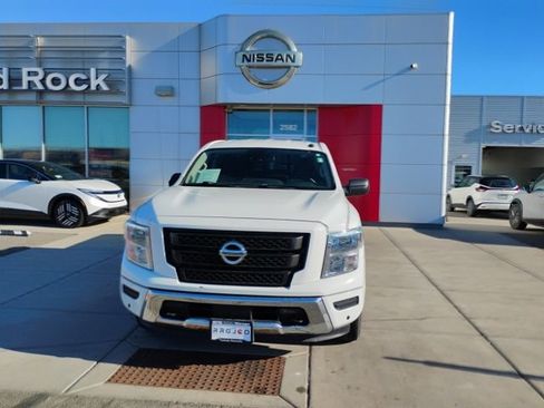 Used 2021 Nissan Titan SV w/ SV Convenience Package image 2