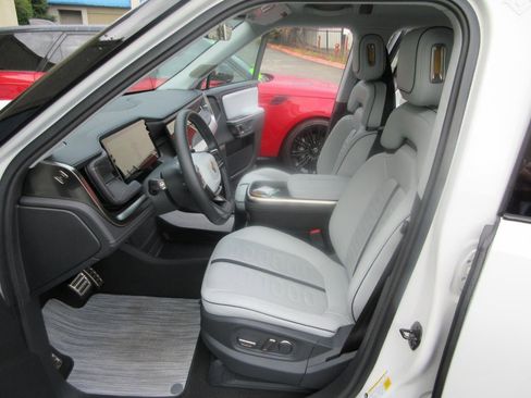 Used 2023 Rivian R1S Launch Edition image 7