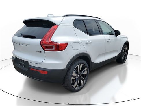 Used 2025 Volvo XC40 B5 Plus w/ Protection Package Premier image 4
