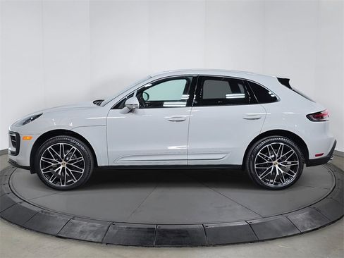 Used 2025 Porsche Macan image 2