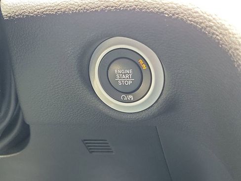 Used 2025 Chrysler Pacifica Limited FWD image 24
