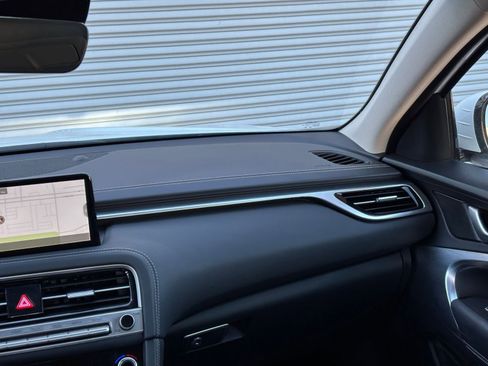 Used 2025 Genesis G70 2.5T image 36