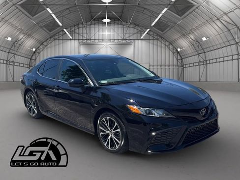 Used 2020 Toyota Camry SE FWD image 1
