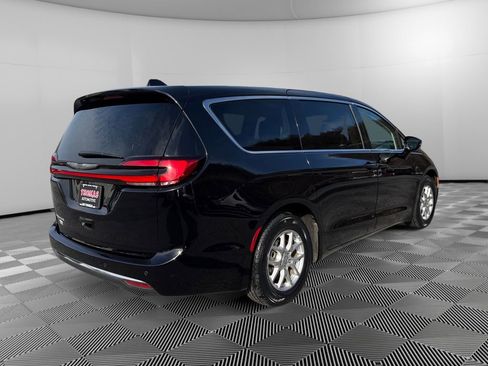 Used 2024 Chrysler Pacifica Touring-L image 7
