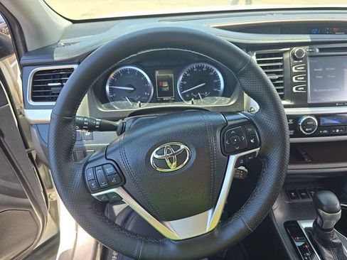 Used 2019 Toyota Highlander XLE AWD/4WD image 5