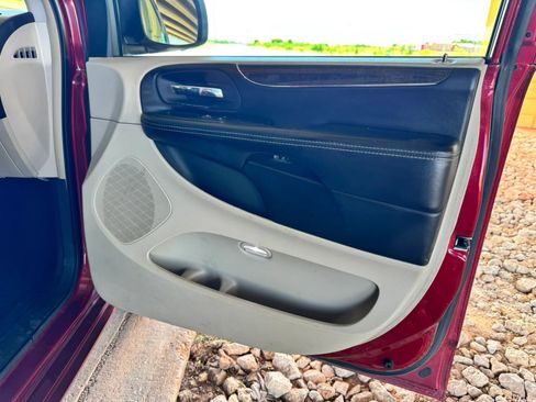 Used 2014 Chrysler Town & Country Touring FWD image 27