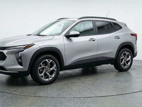 Used 2025 Chevrolet Trax LT w/ LT Convenience Package image 3