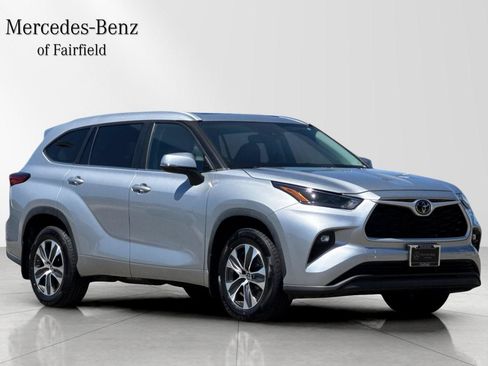 Used 2023 Toyota Highlander XLE AWD/4WD image 9