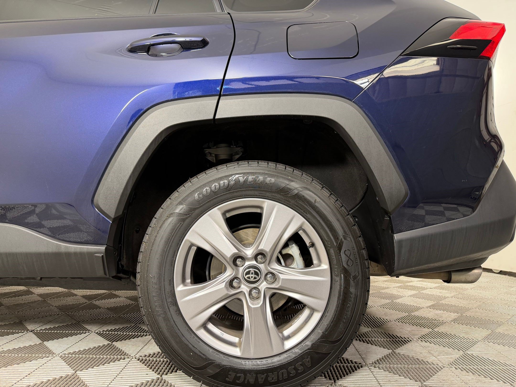 Used 2025 Toyota RAV4 XLE AWD/4WD image 30