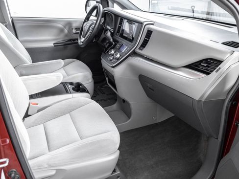 Used 2017 Toyota Sienna LE AWD/4WD image 39